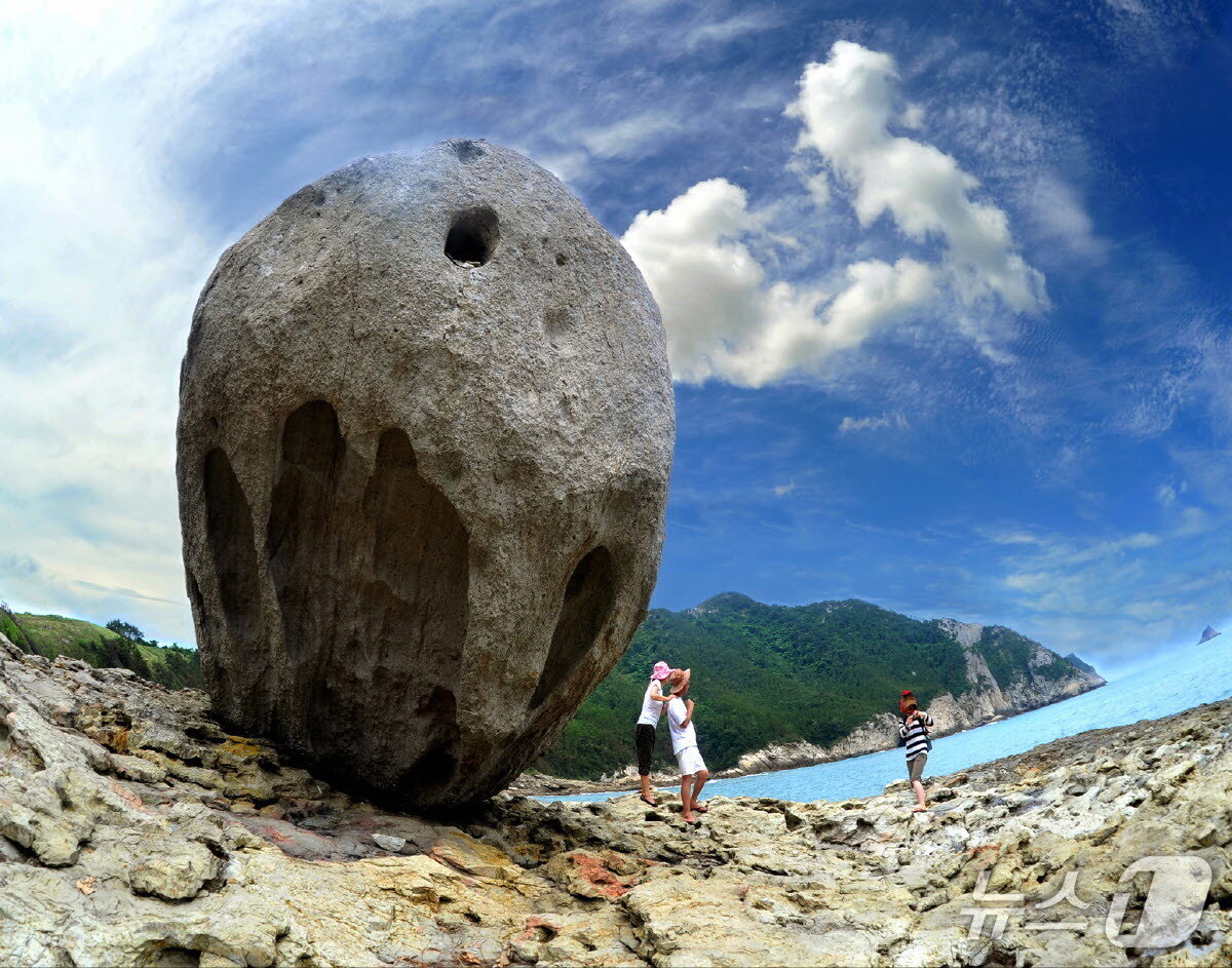 본문 이미지 - 옥황상제가 애중지 했던 꽁돌 노리개. 꽁돌에 하늘장사의 손바닥이 선명히 새겨져 있다.&#40;진도군청 누리집 갈무리&#41;/뉴스1  