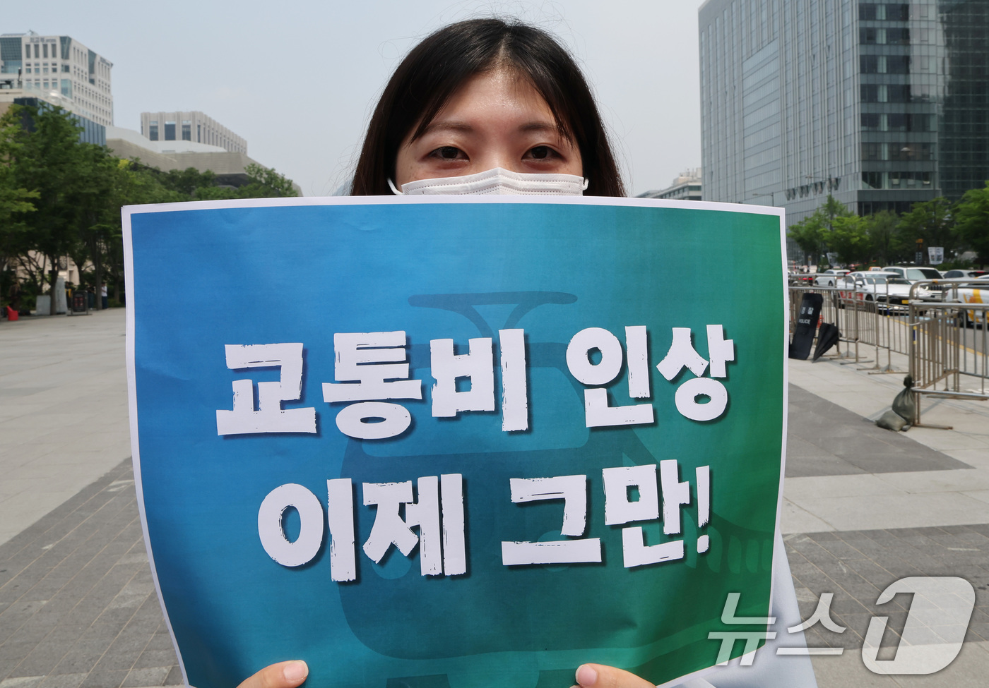 (서울=뉴스1) 임세영 기자 = 서울환경연합 관계자들이 28일 서울 종로구 광화문광장에서 수도권 지하철 기본요금 인상 반대 시민사회 기자회견을 하고 있다. 2025.5.28/뉴스1 …