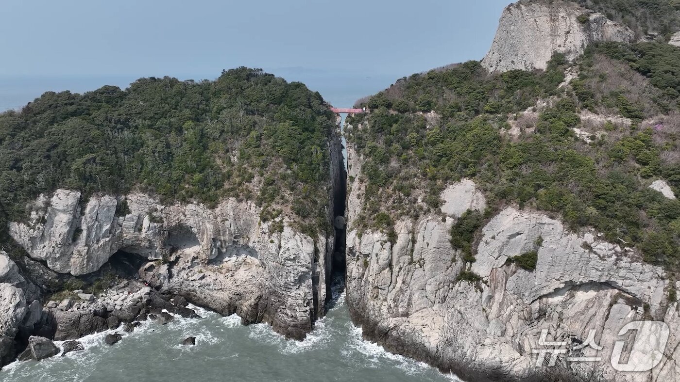 본문 이미지 - 하늘다리. &#40;진도군청 누리집 갈무리&#41;/뉴스1  