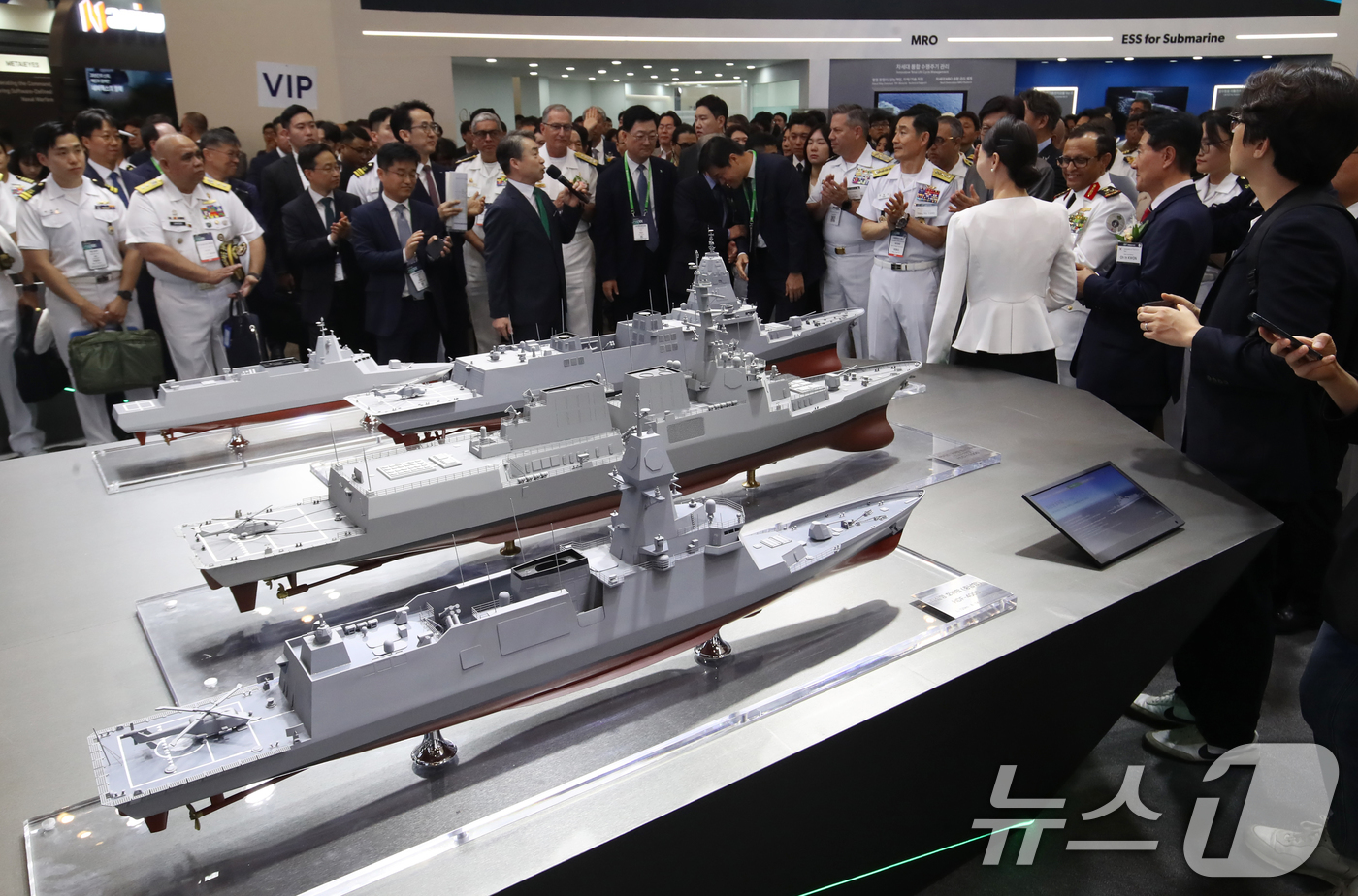 (부산=뉴스1) 윤일지 기자 = 28일 부산 해운대구 벡스코 제1전시장에서 열린 '2025 국제해양방위산업전(MADEX)'에서 참가자들이 HD현대중공업 부스를 찾아 최신형 호위함 …