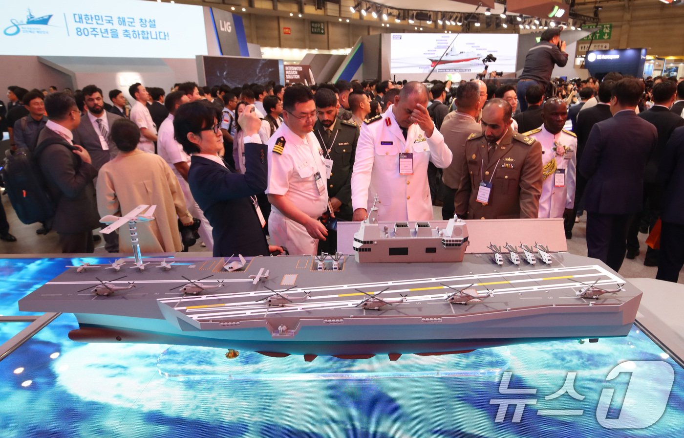 (부산=뉴스1) 윤일지 기자 = 28일 부산 해운대구 벡스코 제1전시장에서 열린 '2025 국제해양방위산업전(MADEX)'에서 참가자들이 한화그룹 부스를 찾아 유무인체계 지휘통제함 …