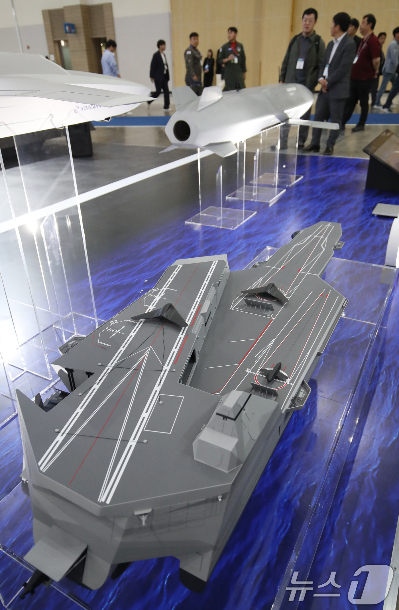 (부산=뉴스1) 윤일지 기자 = 28일 부산 해운대구 벡스코 제1전시장에서 열린 '2025 국제해양방위산업전(MADEX)'에서 참가자들이 대한항공 부스를 찾아 저피탐 다목적 무인 …