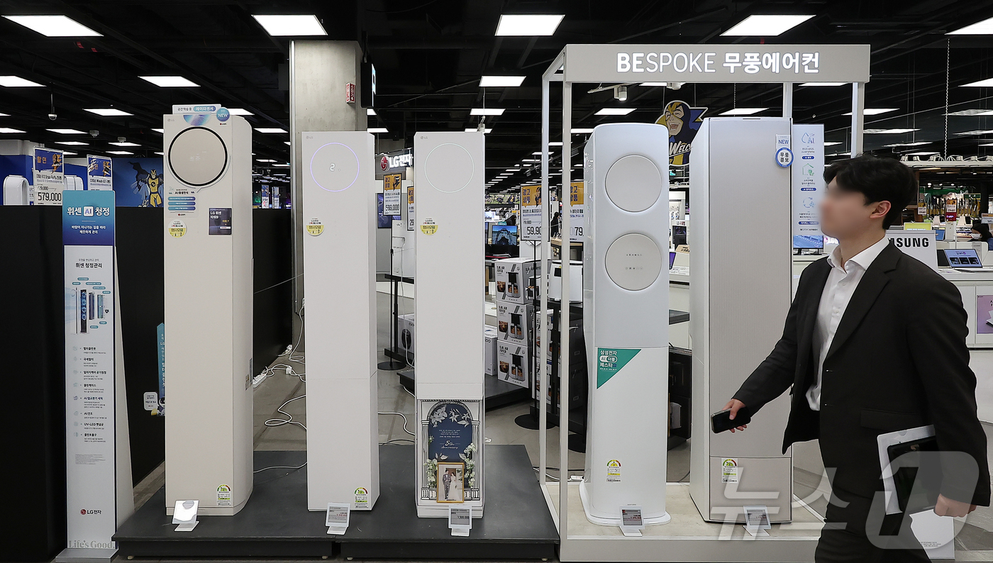 (서울=뉴스1) 김진환 기자 = 예년보다 무더위가 일찍 찾아오면서 선풍기·에어컨 등 냉방 가전 판매가 급증했다.28일 SK스토아와 이마트 등 유통업계에 따르면 관련 제품을 예년보다 …