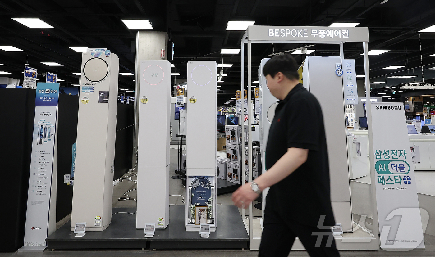 (서울=뉴스1) 김진환 기자 = 예년보다 무더위가 일찍 찾아오면서 선풍기·에어컨 등 냉방 가전 판매가 급증했다.28일 SK스토아와 이마트 등 유통업계에 따르면 관련 제품을 예년보다 …