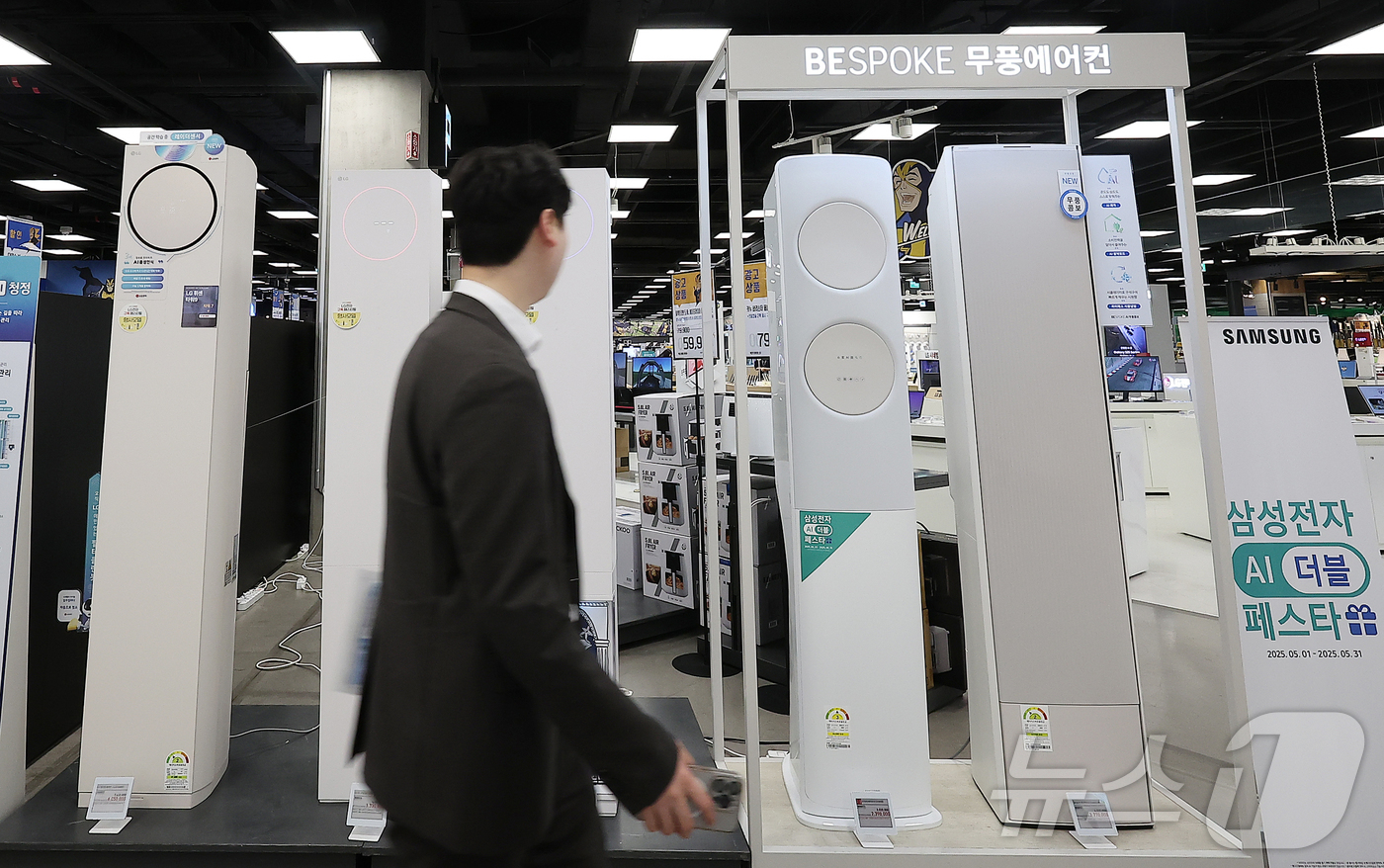 (서울=뉴스1) 김진환 기자 = 예년보다 무더위가 일찍 찾아오면서 선풍기·에어컨 등 냉방 가전 판매가 급증했다.28일 SK스토아와 이마트 등 유통업계에 따르면 관련 제품을 예년보다 …