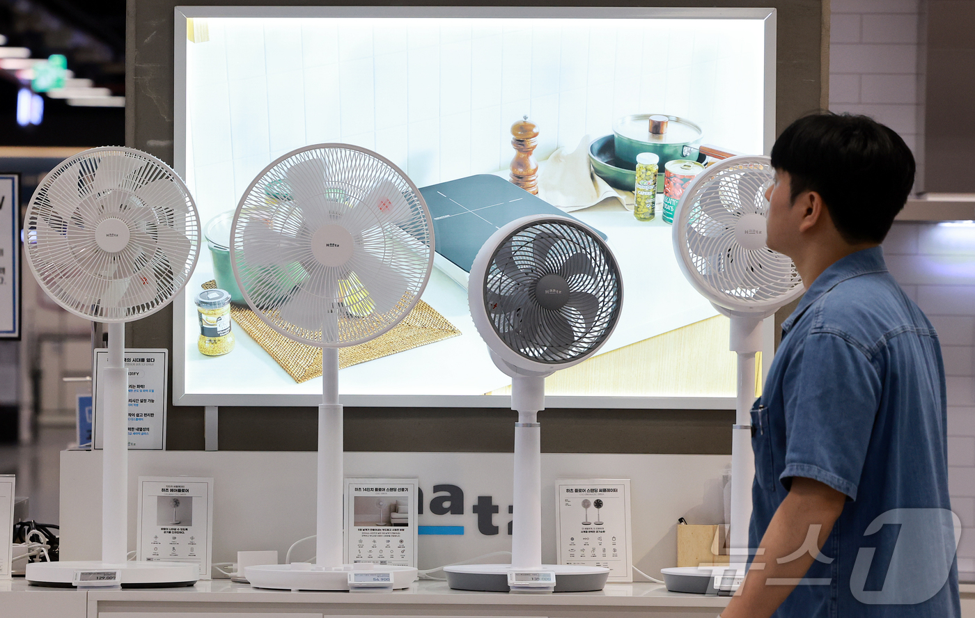 (서울=뉴스1) 김진환 기자 = 예년보다 무더위가 일찍 찾아오면서 선풍기·에어컨 등 냉방 가전 판매가 급증했다.28일 SK스토아와 이마트 등 유통업계에 따르면 관련 제품을 예년보다 …
