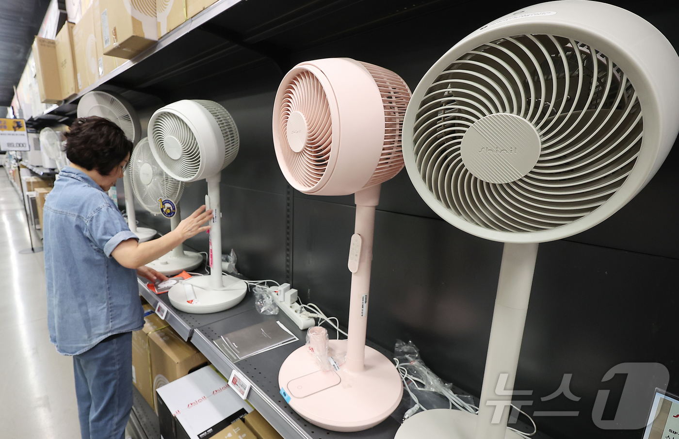 (서울=뉴스1) 김진환 기자 = 예년보다 무더위가 일찍 찾아오면서 선풍기·에어컨 등 냉방 가전 판매가 급증했다.28일 SK스토아와 이마트 등 유통업계에 따르면 관련 제품을 예년보다 …