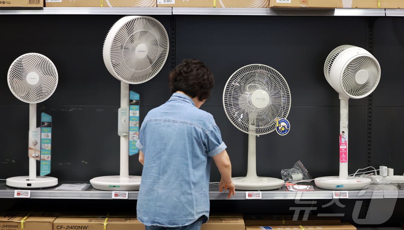 (서울=뉴스1) 김진환 기자 = 예년보다 무더위가 일찍 찾아오면서 선풍기·에어컨 등 냉방 가전 판매가 급증했다.28일 SK스토아와 이마트 등 유통업계에 따르면 관련 제품을 예년보다 …
