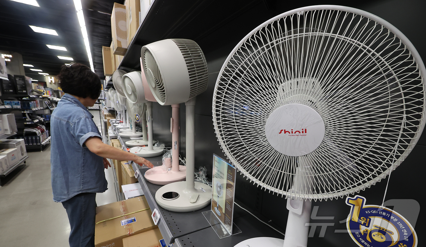 (서울=뉴스1) 김진환 기자 = 예년보다 무더위가 일찍 찾아오면서 선풍기·에어컨 등 냉방 가전 판매가 급증했다.28일 SK스토아와 이마트 등 유통업계에 따르면 관련 제품을 예년보다 …