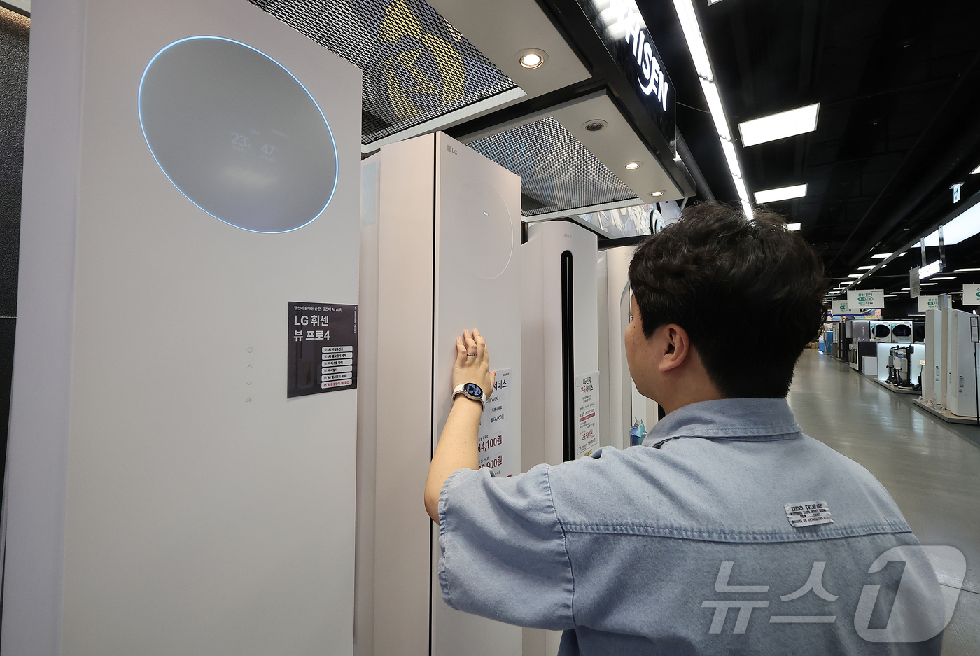 (서울=뉴스1) 김진환 기자 = 예년보다 무더위가 일찍 찾아오면서 선풍기·에어컨 등 냉방 가전 판매가 급증했다.28일 SK스토아와 이마트 등 유통업계에 따르면 관련 제품을 예년보다 …