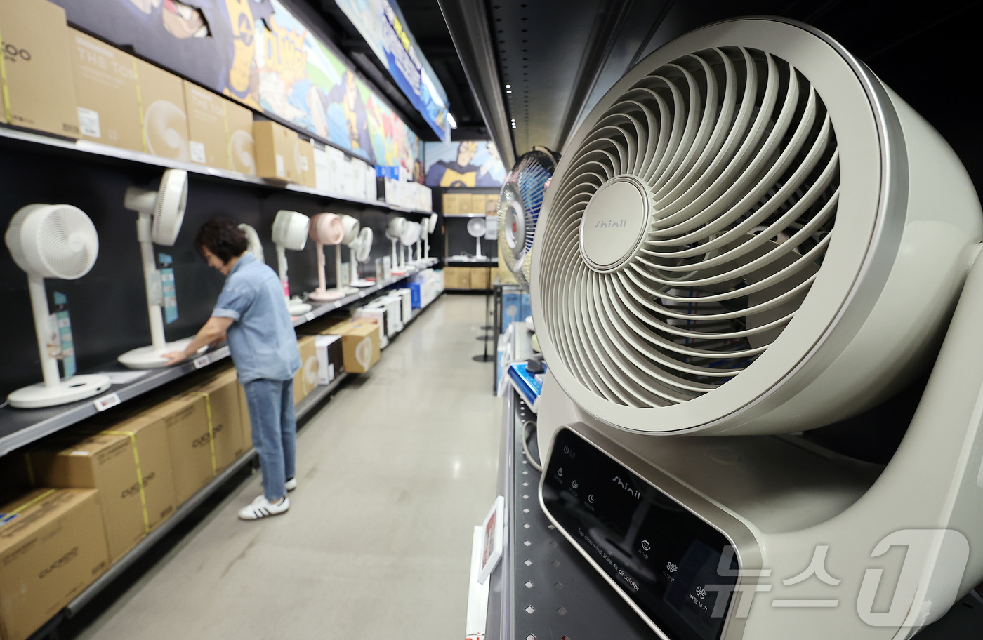 (서울=뉴스1) 김진환 기자 = 예년보다 무더위가 일찍 찾아오면서 선풍기·에어컨 등 냉방 가전 판매가 급증했다.28일 SK스토아와 이마트 등 유통업계에 따르면 관련 제품을 예년보다 …