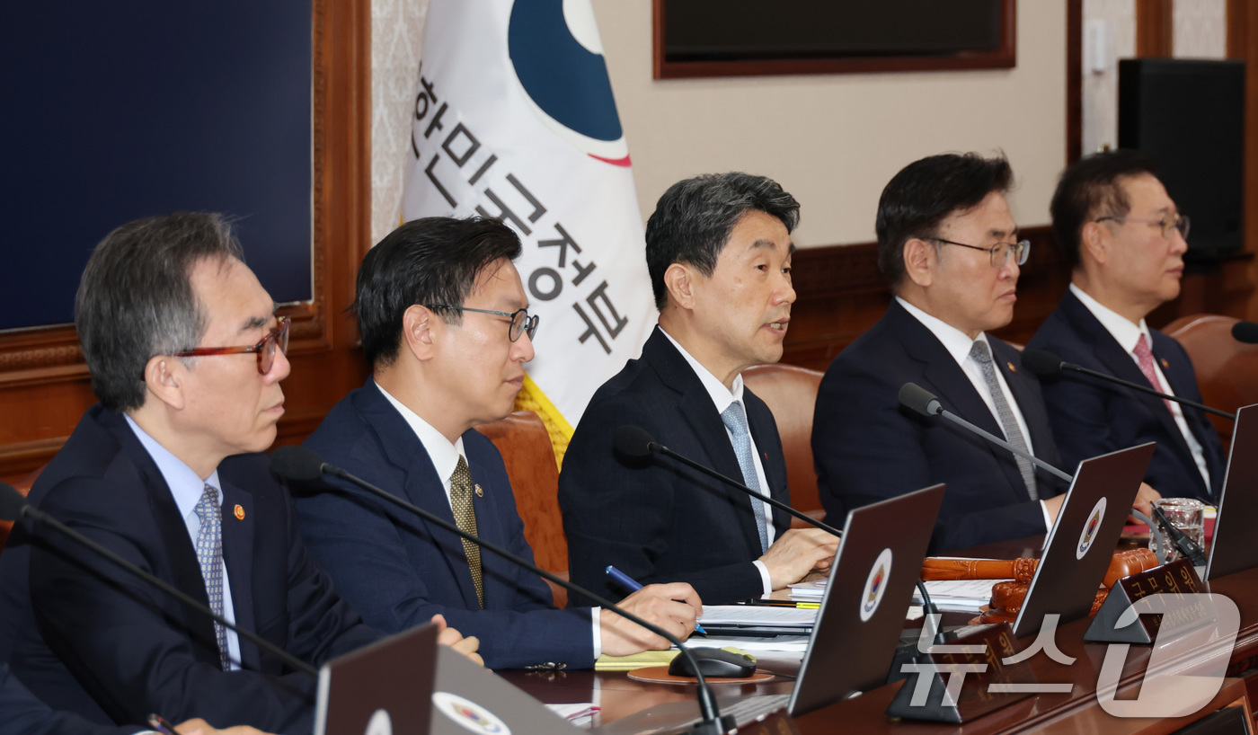 (서울=뉴스1) 임세영 기자 = 이주호 대통령 권한대행 부총리 겸 교육부 장관이 28일 서울 종로구 정부서울청사에서 열린 국무회의에서 발언하고 있다. (교육부 제공, 재판매 및 D …