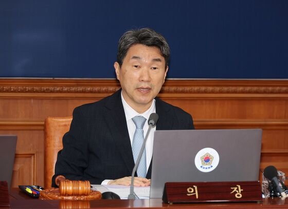 이주호 대행, 해군 초계기 사고 희생자 유가족 조문…"재발 방지 강구"
