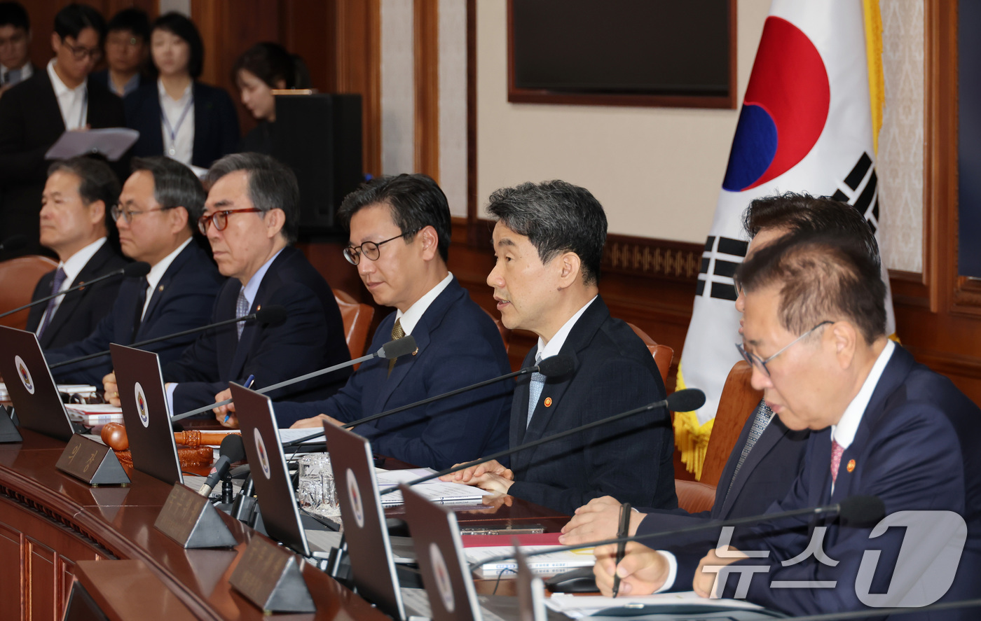 (서울=뉴스1) 임세영 기자 = 이주호 대통령 권한대행 부총리 겸 교육부 장관이 28일 서울 종로구 정부서울청사에서 열린 국무회의에서 발언하고 있다. (교육부 제공, 재판매 및 D …