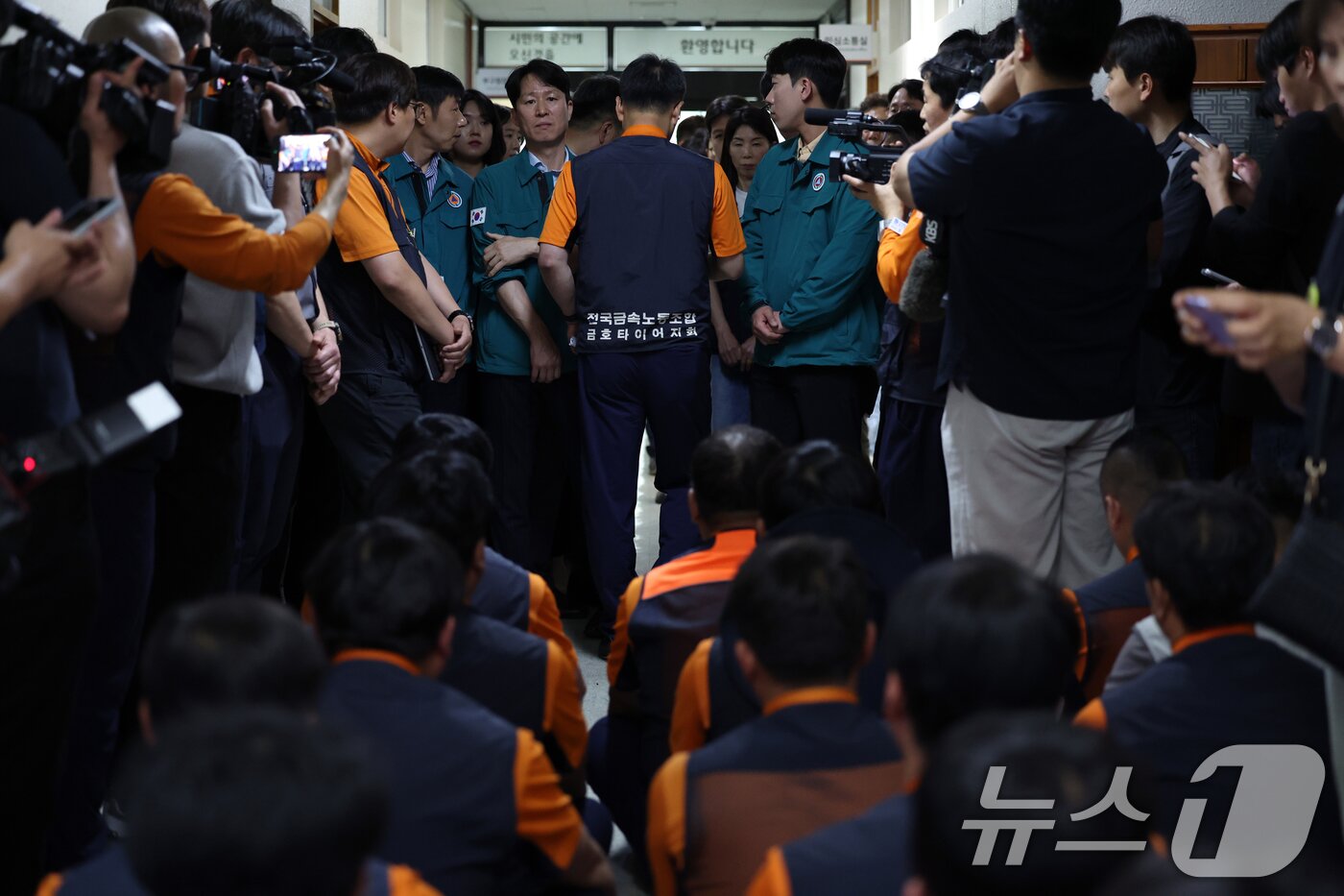 본문 이미지 - 금호타이어 노조가 28일 광주 광산구청에 항의 방문하고 있다. 노조는 전날 박병규 구청장이 금호타이어 광주공장의 함평 빛그린 산단 이전 가능성이 낮다고 발언한 것에 대해 항의했다. 2025.5.28/뉴스1 ⓒ News1 이승현 기자
