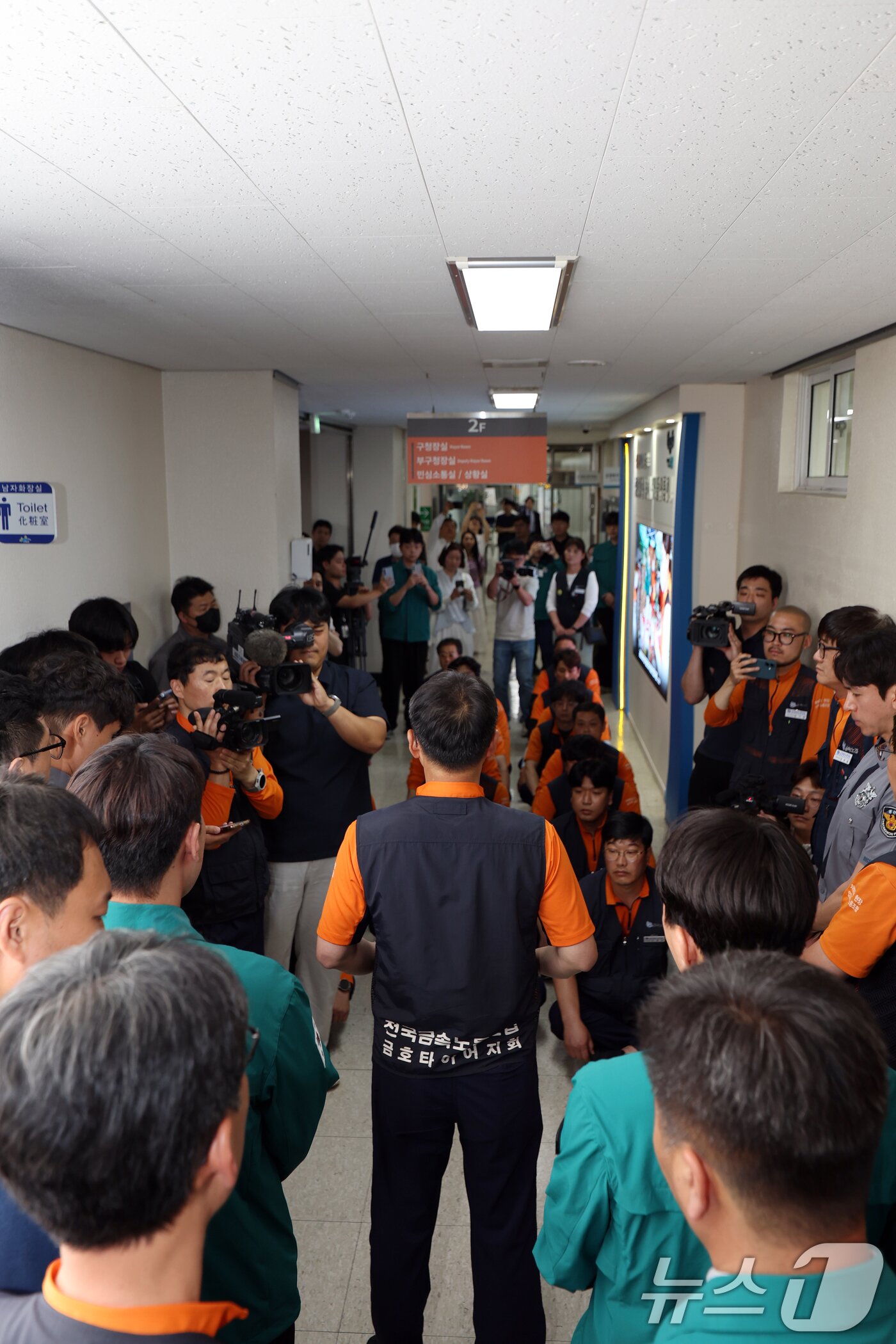 본문 이미지 - 금호타이어 노조가 28일 광주 광산구청에 항의 방문하고 있다. 노조는 전날 박병규 구청장이 금호타이어 광주공장의 함평 빛그린 산단 이전 가능성이 낮다고 발언한 것에 대해 항의했다. 2025.5.28/뉴스1 ⓒ News1 이승현 기자