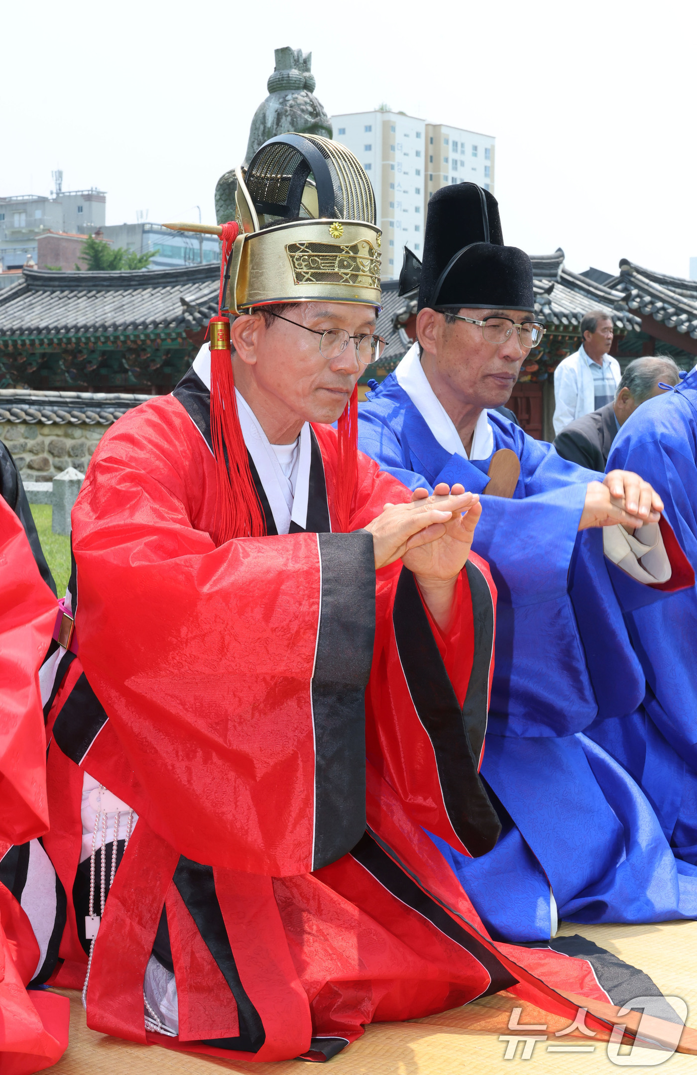 (김해=뉴스1) 이광호 기자 = 김문수 국민의힘 대통령 후보가 28일 경남 김해에서 가진 유세에 앞서 수로왕릉을 찾아 관복을 입고 헌화례를 하고 있다. 2025.5.28/뉴스1