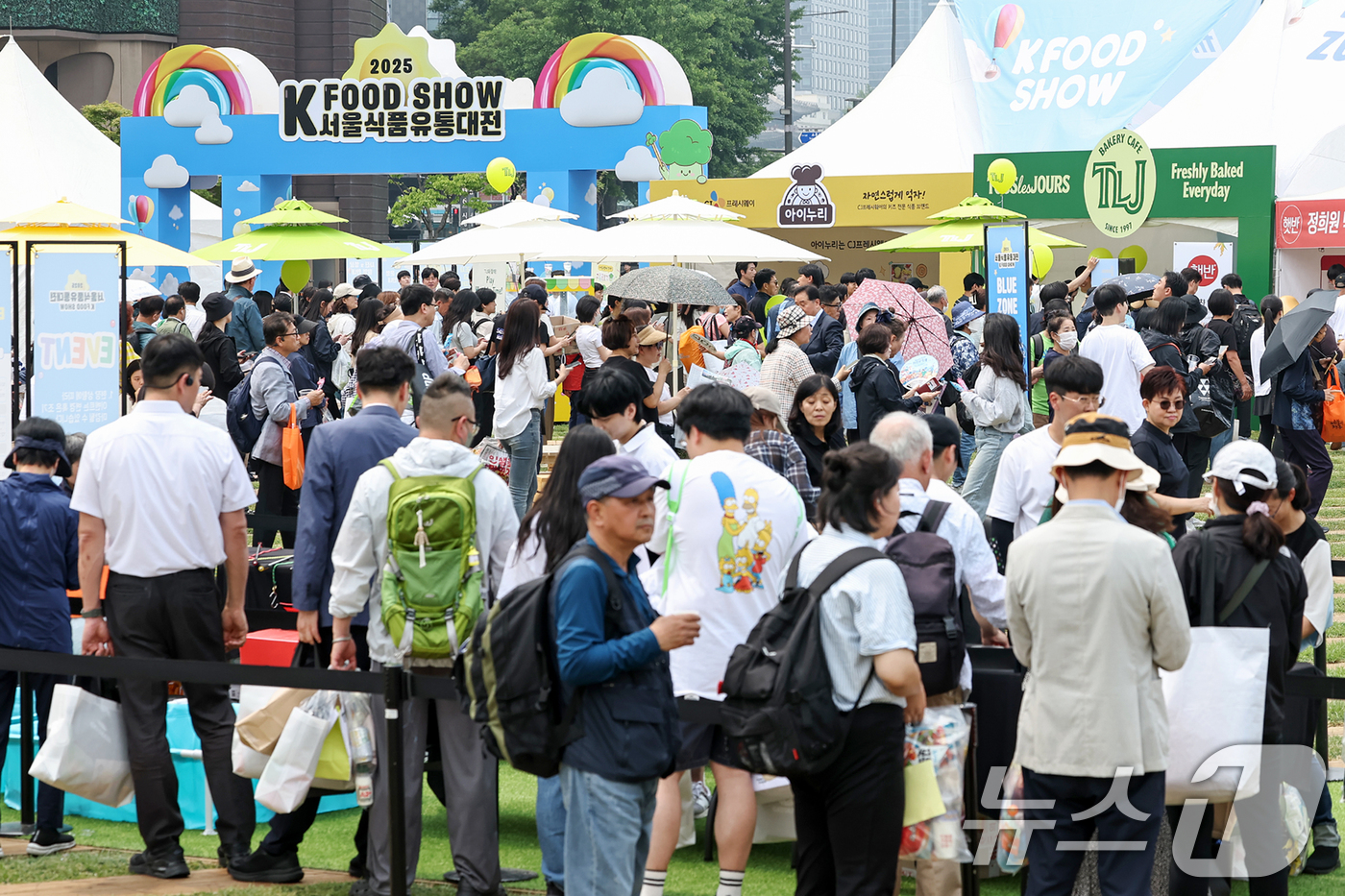 (서울=뉴스1) 민경석 기자 = 28일 서울 중구 서울광장에서 열린 '2025 서울식품유통대전(K푸드쇼)'이 시민들로 붐비고 있다. 2025.5.28/뉴스1
