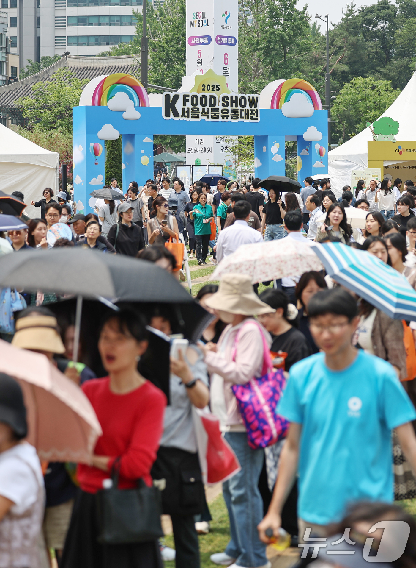 (서울=뉴스1) 민경석 기자 = 28일 서울 중구 서울광장에서 열린 '2025 서울식품유통대전(K푸드쇼)'을 찾은 시민들이 국산 과자로 만들어진 전시물을 살펴보고 있다. 2025. …