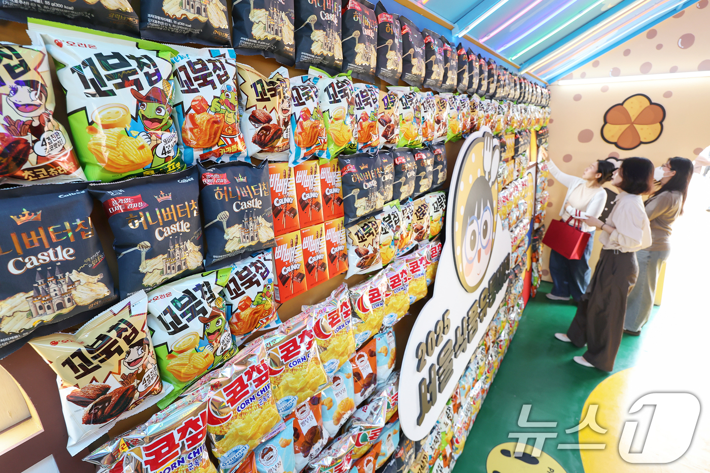 (서울=뉴스1) 민경석 기자 = 28일 서울 중구 서울광장에서 열린 '2025 서울식품유통대전(K푸드쇼)'을 찾은 시민들이 국산 과자로 만들어진 전시물을 살펴보고 있다. 2025. …