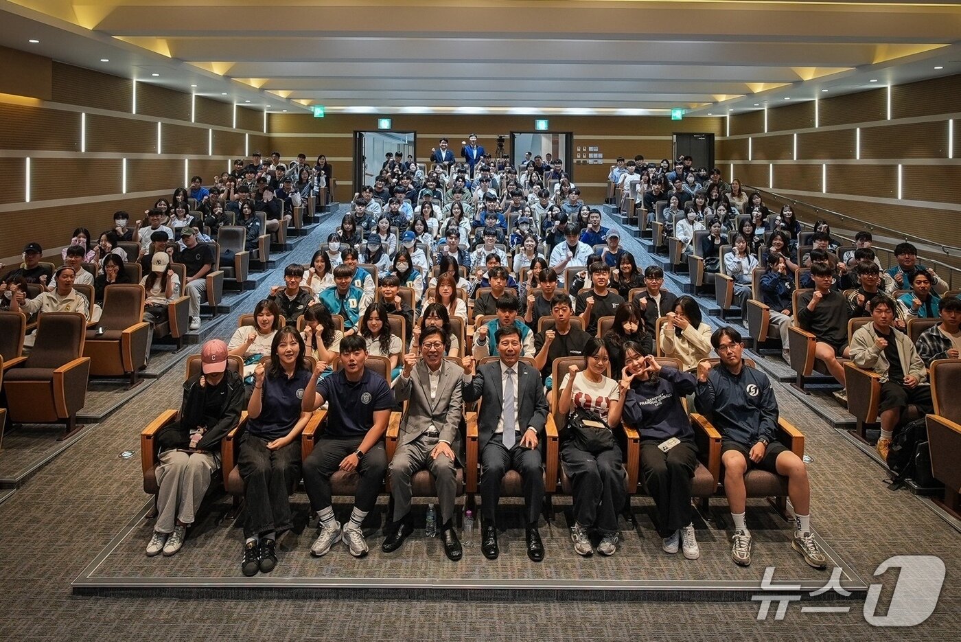 본문 이미지 - 박형준 부산시장이 27일 부산 동아대에서 특강을 마치고 참석자들과 기념촬영을 하고 있다.(부산시청 제공. 재판매 및 DB 금지)