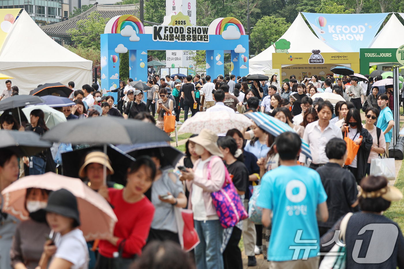 (서울=뉴스1) 민경석 기자 = 28일 서울 중구 서울광장에서 열린 '2025 서울식품유통대전(K푸드쇼)'이 시민들로 붐비고 있다. 2025.5.28/뉴스1