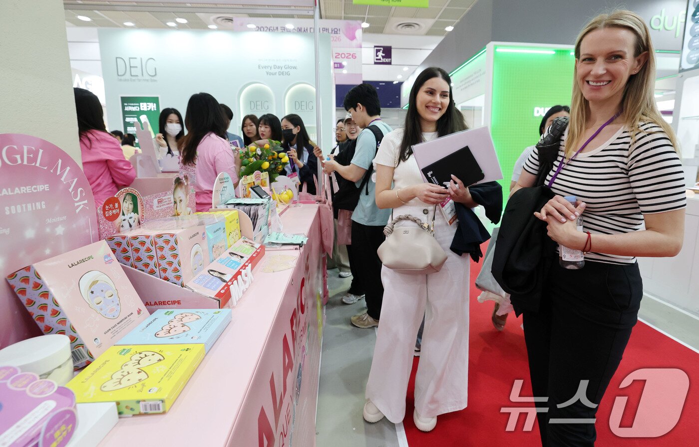 본문 이미지 - 서울 강남구 코엑스에서 열린 ‘2025 서울국제화장품미용산업박람회, 국제건강산업박람회(코스모뷰티서울, 헬스&뷰티위크)’를 찾은 외국인 관람객이 화장품을 살펴보고 있다. (자료사진)2025.5.28/뉴스1 ⓒ News1 박세연 기자