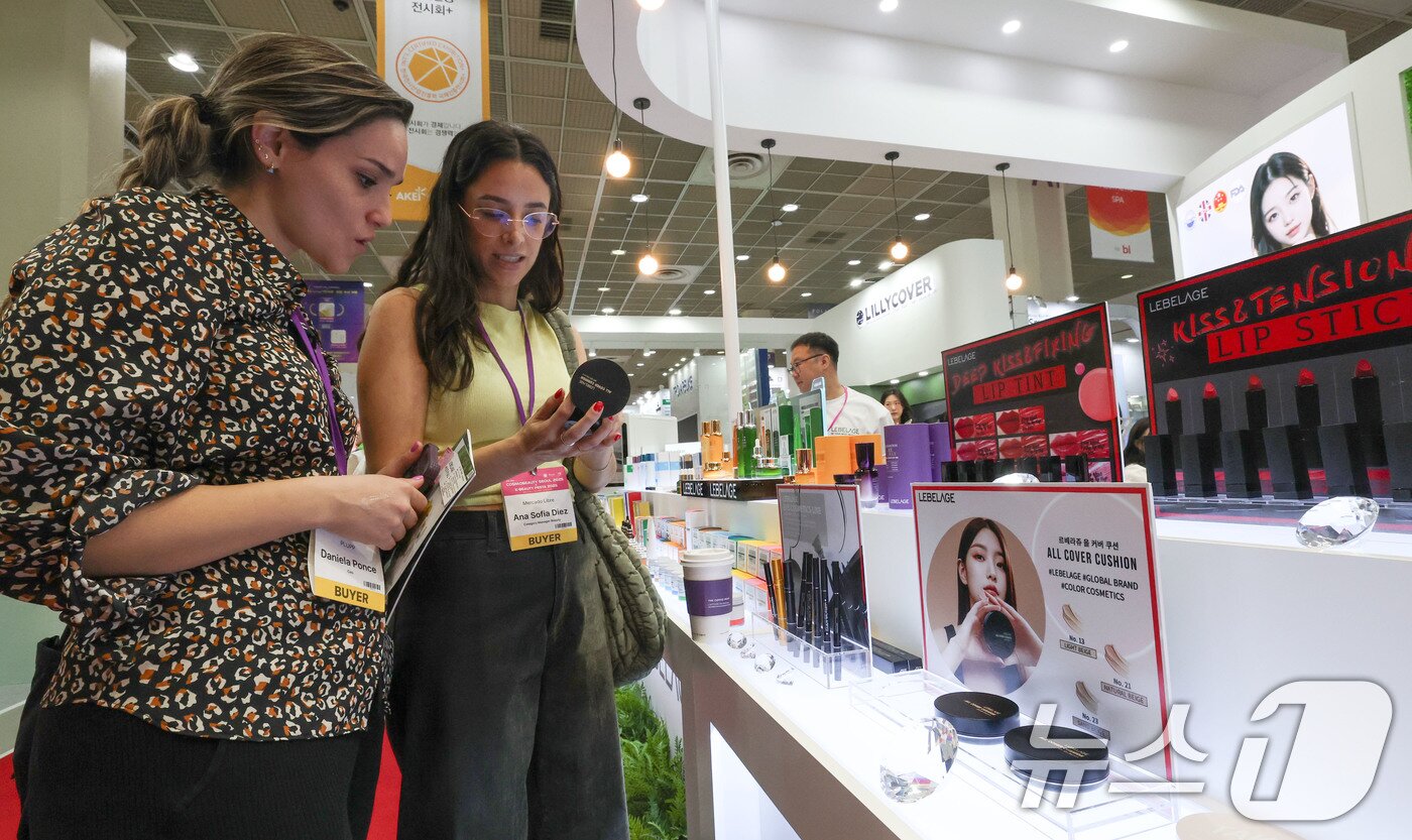 본문 이미지 - 28일 서울 강남구 코엑스에서 열린 ‘2025 서울국제화장품미용산업박람회, 국제건강산업박람회(코스모뷰티서울, 헬스&뷰티위크)’를 찾은 외국인 관람객이 화장품을 살펴보고 있다. . 2025.5.28 ⓒ 뉴스1 박세연 기자