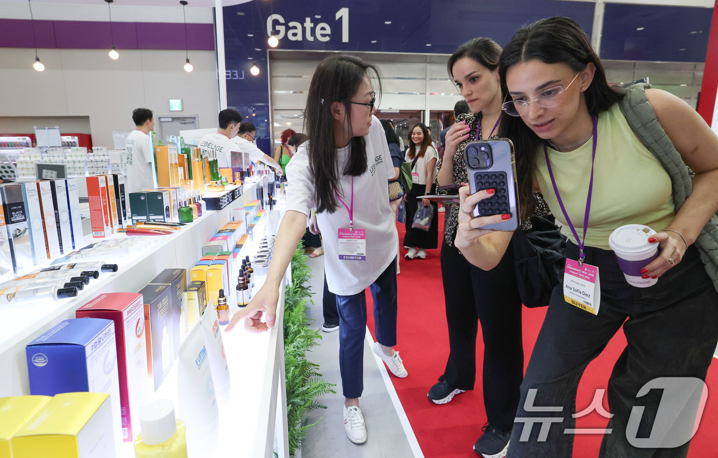 (서울=뉴스1) 박세연 기자 = 28일 서울 강남구 코엑스에서 열린 ‘2025 서울국제화장품미용산업박람회, 국제건강산업박람회(코스모뷰티서울, 헬스&뷰티위크)’를 찾은 외국인 관람객 …