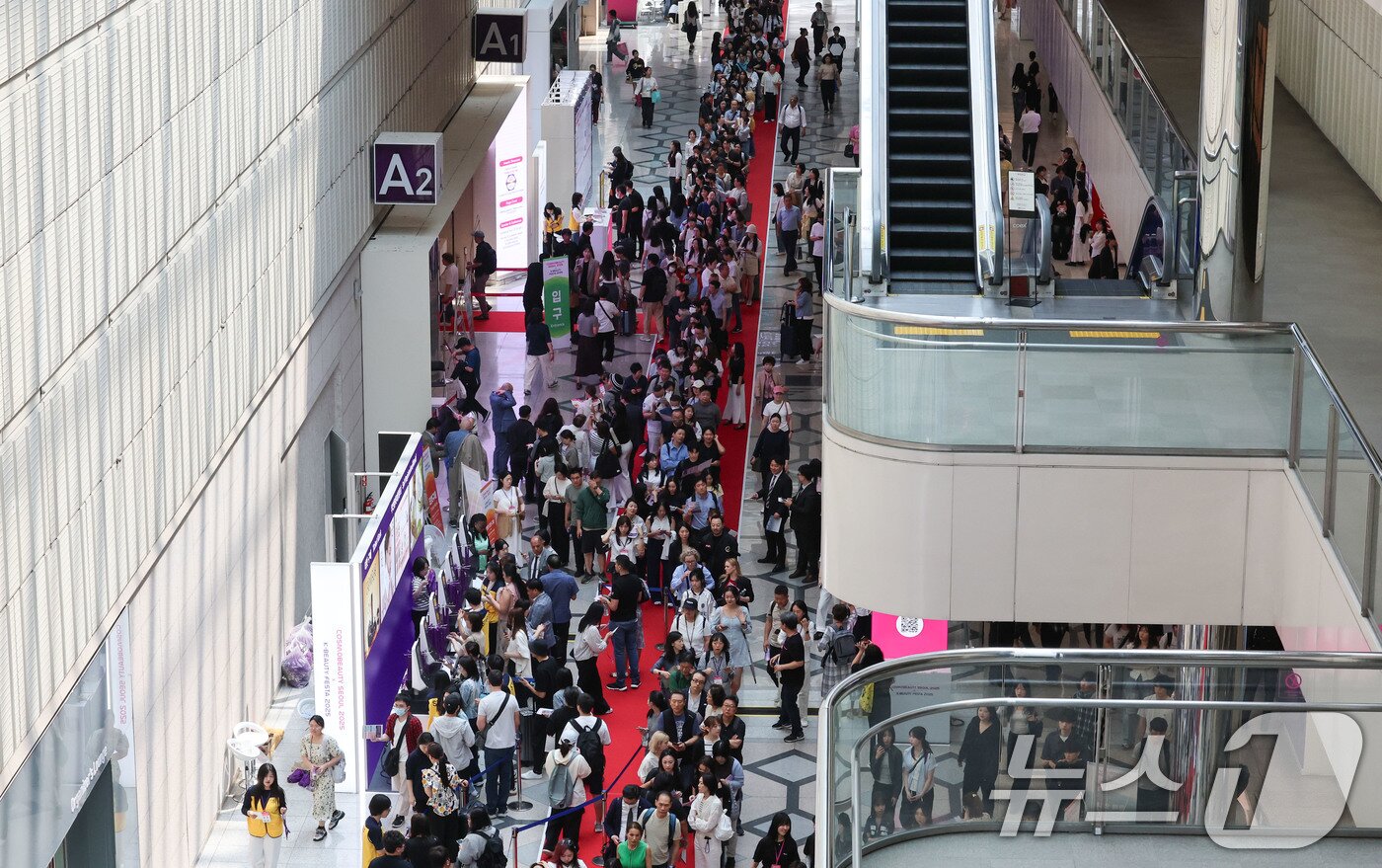 본문 이미지 - 28일 서울 강남구 코엑스에서 열린 ‘2025 서울국제화장품미용산업박람회, 국제건강산업박람회(코스모뷰티서울, 헬스&뷰티위크)’를 찾은 관람객들이 줄서서 입장을 기다리고 있다. 화장품, 헤어, 에스테틱, 네일, 이너뷰티와 헬스 등 미용산업과 건강산업 관련 트렌드를 전시하는 이번 박람회는 30일까지 계속된다. 2025.5.28/뉴스1 ⓒ News1 박세연 기자