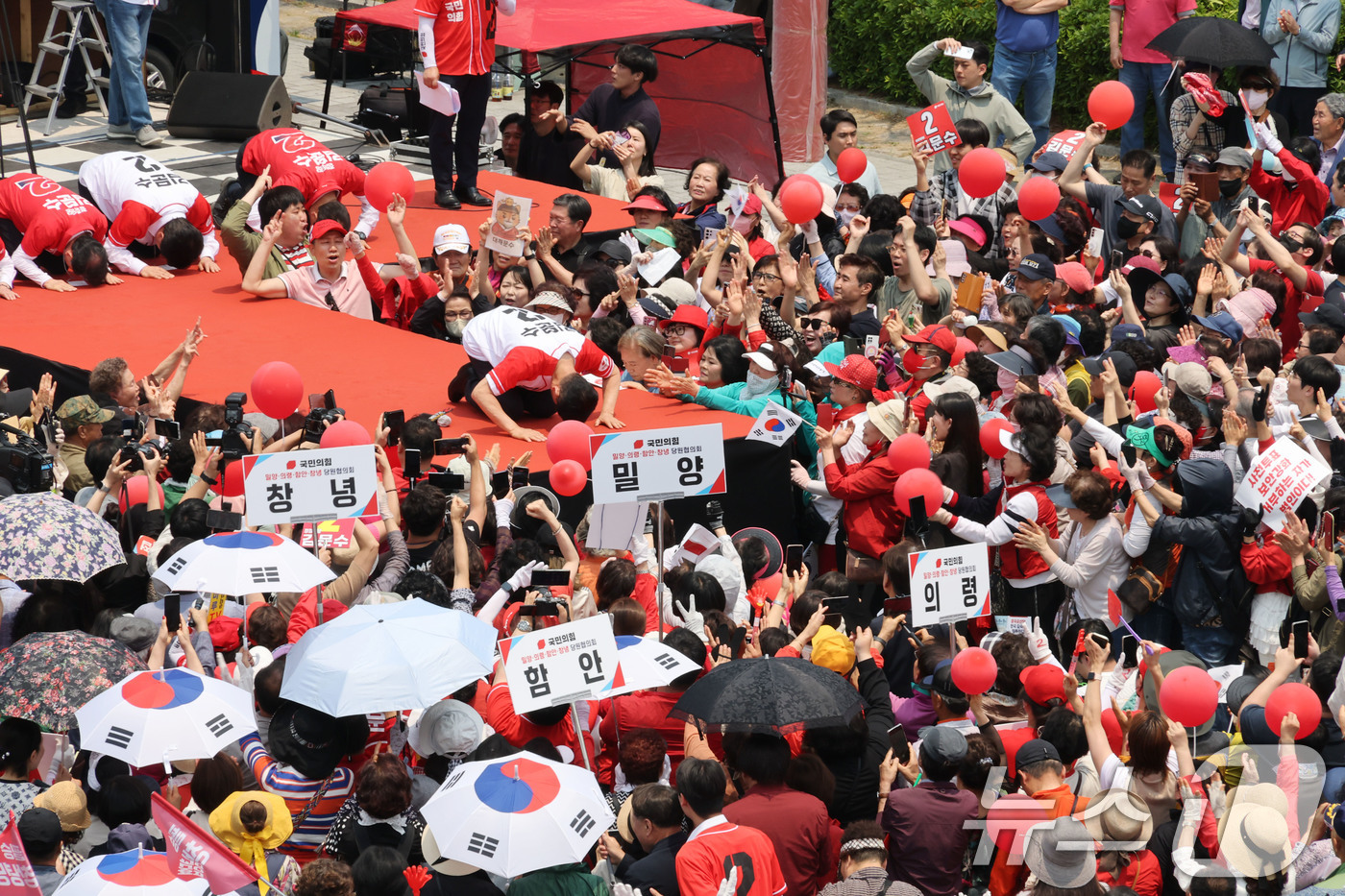 (김해=뉴스1) 이광호 기자 = 김문수 국민의힘 대통령 후보가 28일 경남 김해시 김수로왕릉공원 앞 유세에서 시민들에게 큰절하고 있다. 2025.5.28/뉴스1