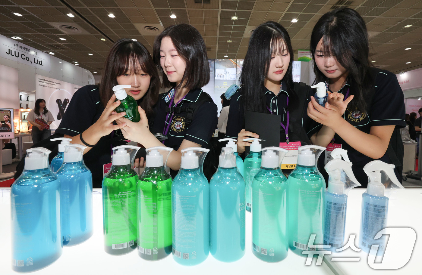 (서울=뉴스1) 박세연 기자 = 28일 서울 강남구 코엑스에서 열린 ‘2025 서울국제화장품미용산업박람회, 국제건강산업박람회(코스모뷰티서울, 헬스&뷰티위크)’를 찾은 학생들이 헤어 …