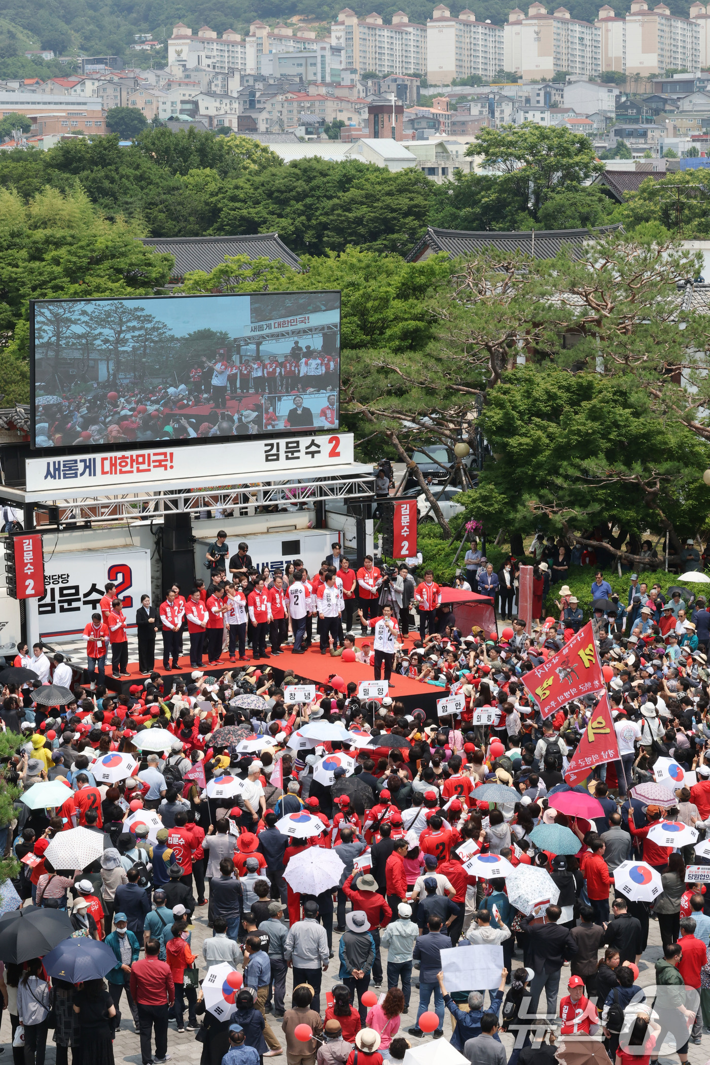 (김해=뉴스1) 이광호 기자 = 김문수 국민의힘 대통령 후보가 28일 경남 김해시 김수로왕릉공원 앞 유세에서 시민들에게 지지를 호소하고 있다. 2025.5.28/뉴스1