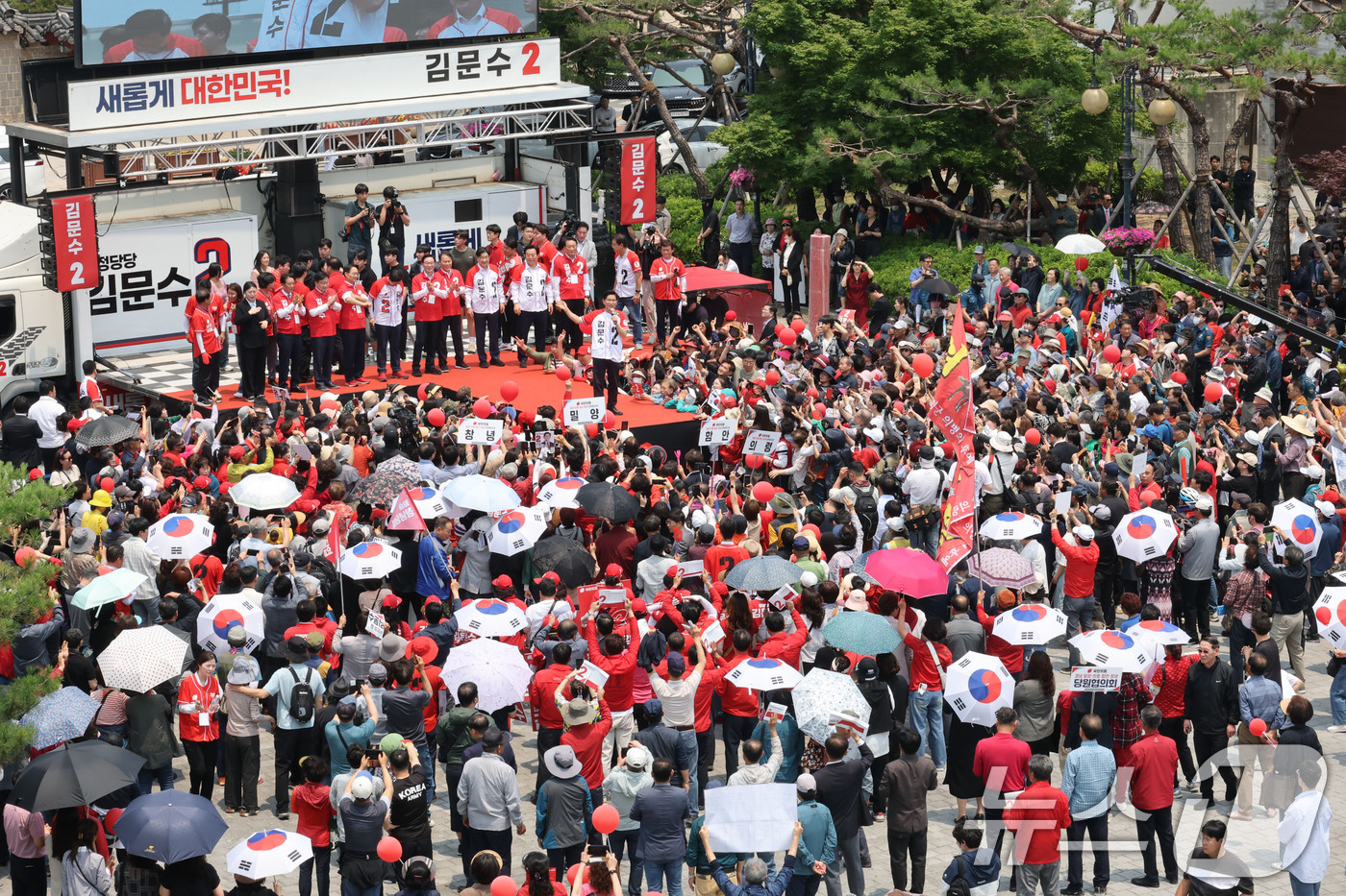 (김해=뉴스1) 이광호 기자 = 김문수 국민의힘 대통령 후보가 28일 경남 김해시 김수로왕릉공원 앞 유세에서 시민들에게 지지를 호소하고 있다. 2025.5.28/뉴스1