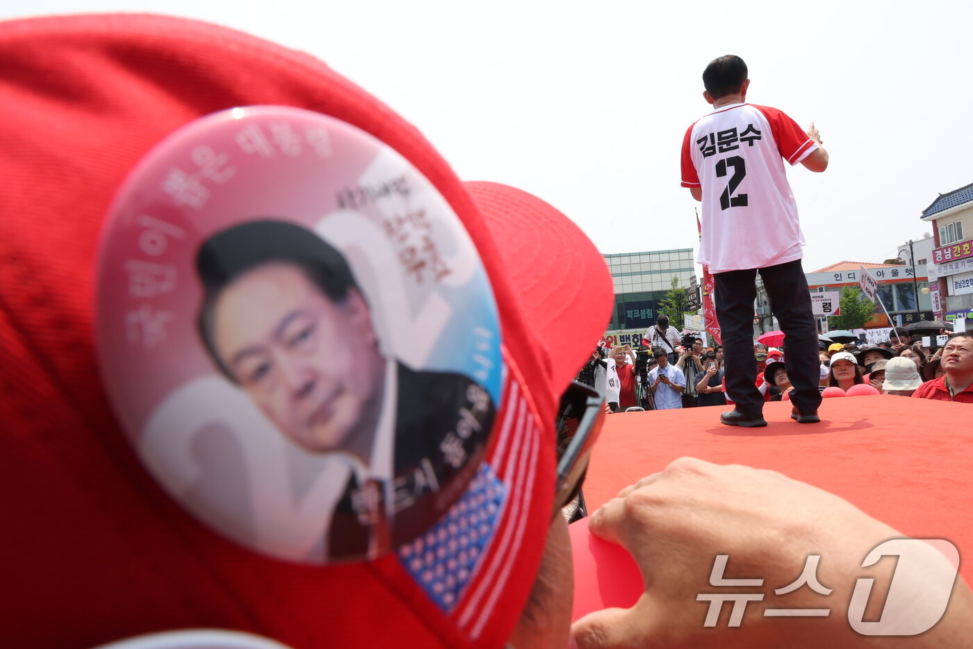 본문 이미지 - 김문수 국민의힘 대통령 후보가 28일 경남 김해시 김수로왕릉공원 앞 유세에서 시민들에게 지지를 호소하고 있다. &#40;공동취재&#41; 2025.5.28/뉴스1 ⓒ News1 이광호 기자