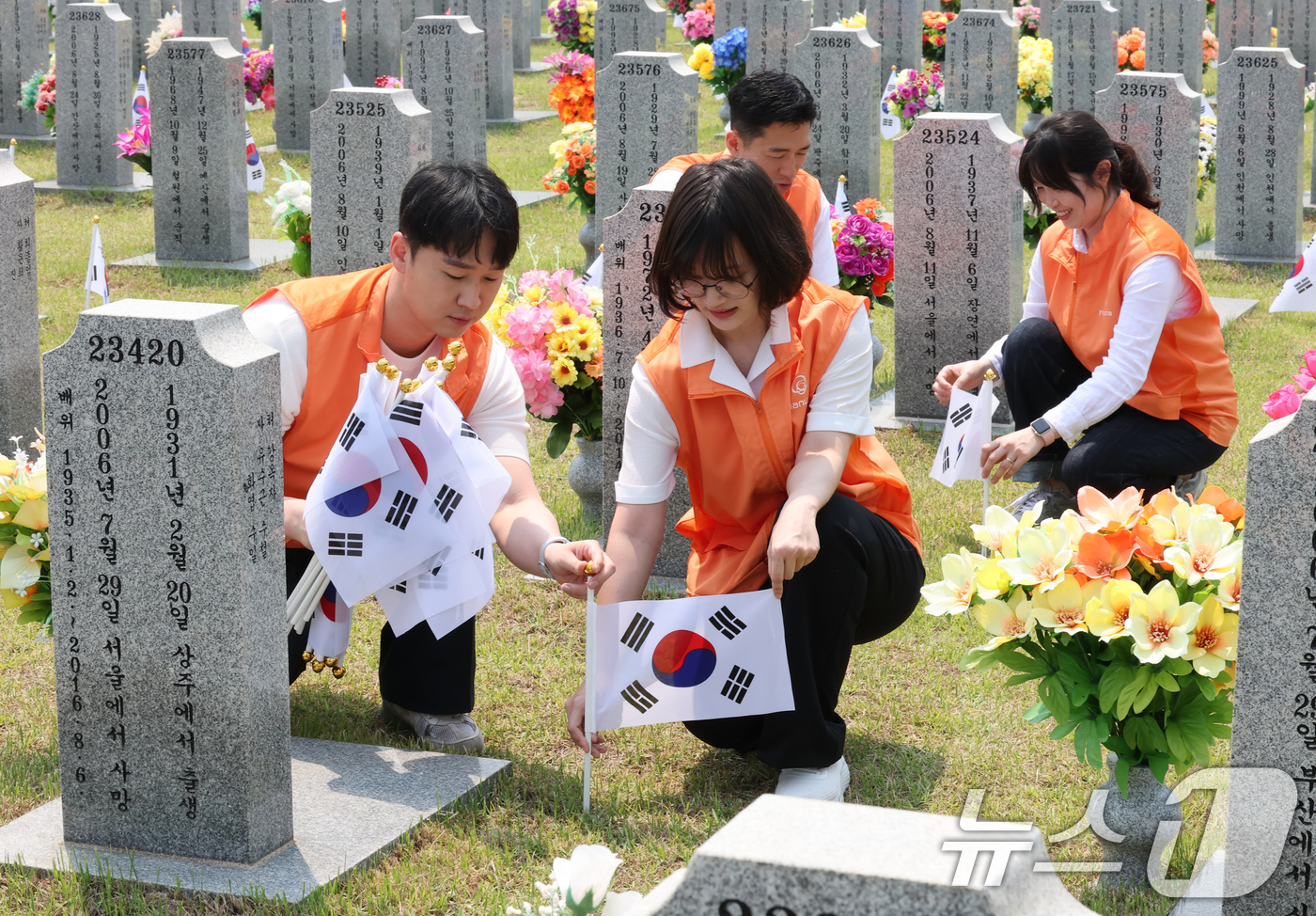 (대전=뉴스1) 김기태 기자 = 28일 대전 유성구 국립대전현충원 3묘역에서 김신연 한화사회봉사단장(한화솔루션 사장)을 비롯해 한화에어로스페이스, 한화첨단소재, ㈜한화 글로 벌부문 …