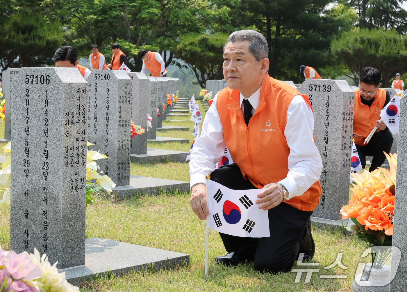(대전=뉴스1) 김기태 기자 = 28일 대전 유성구 국립대전현충원 3묘역에서 김신연 한화사회봉사단장(한화솔루션 사장)을 비롯해 한화에어로스페이스, 한화첨단소재, ㈜한화 글로 벌부문 …