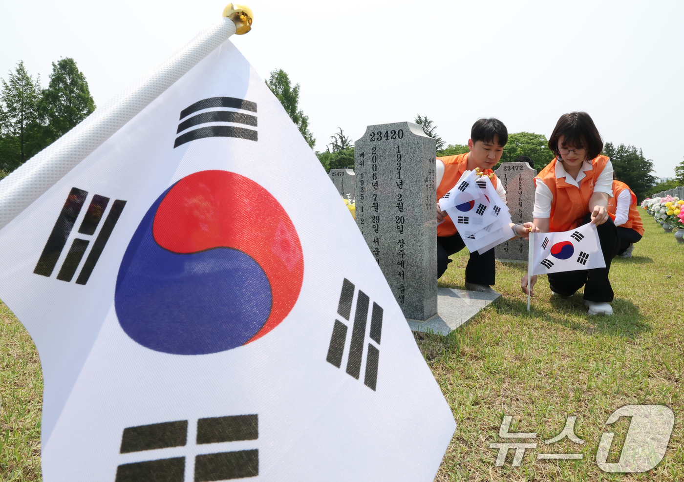 (대전=뉴스1) 김기태 기자 = 28일 대전 유성구 국립대전현충원 3묘역에서 김신연 한화사회봉사단장(한화솔루션 사장)을 비롯해 한화에어로스페이스, 한화첨단소재, ㈜한화 글로 벌부문 …