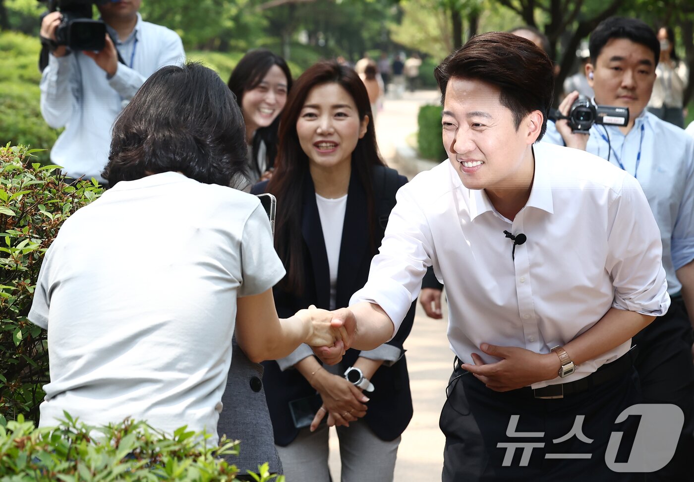 본문 이미지 - 이준석 개혁신당 대통령 후보가 28일 서울 영등포구 여의도공원에서 시민들과 인사하고 있다. 2025.5.28/뉴스1 ⓒ News1 김민지 기자