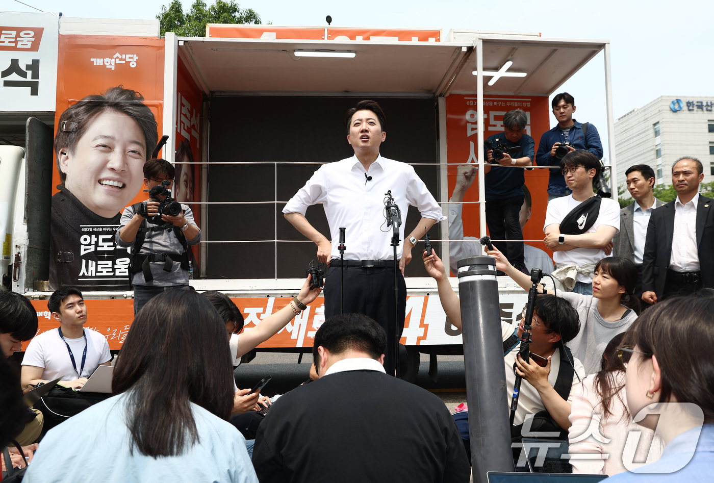 (서울=뉴스1) 김민지 기자 = 이준석 개혁신당 대통령 후보가 28일 서울 영등포구 여의도공원에서 유세를 마치고 취재진 질의를 듣고 있다. 2025.5.28/뉴스1