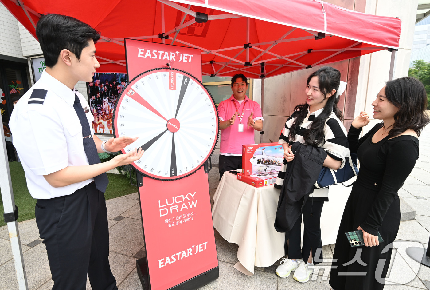 (서울=뉴스1) 박세연 기자 = 28일 서울 송파구 세븐일레븐 챌린지스토어점에서 열린 이스타항공 ‘도쿠시마 라면’ 출시 기념행사에서 시민들이 룰렛이벤트에 참여하고 있다.이스타항공 …