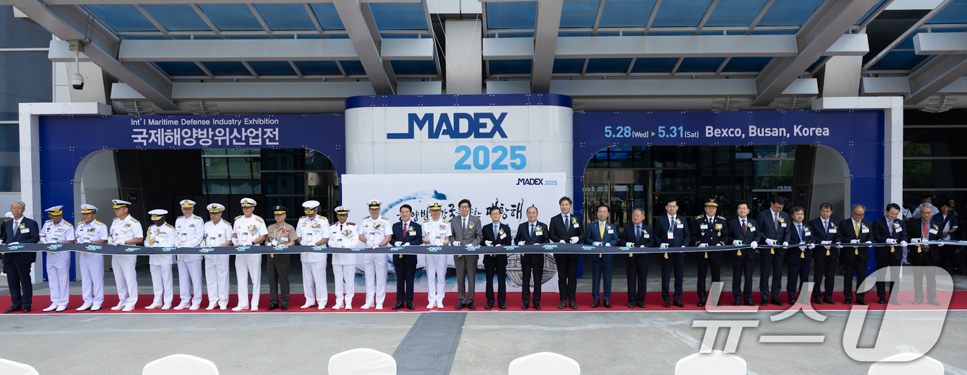 (서울=뉴스1) = 한국무역협회는 오는 31일까지 나흘간 부산 해운대구 벡스코에서 대한민국 해군, 대한민국해군협회와 공동으로 '국제해양방위산업전2025'를 개최한다고 28일 밝혔다 …