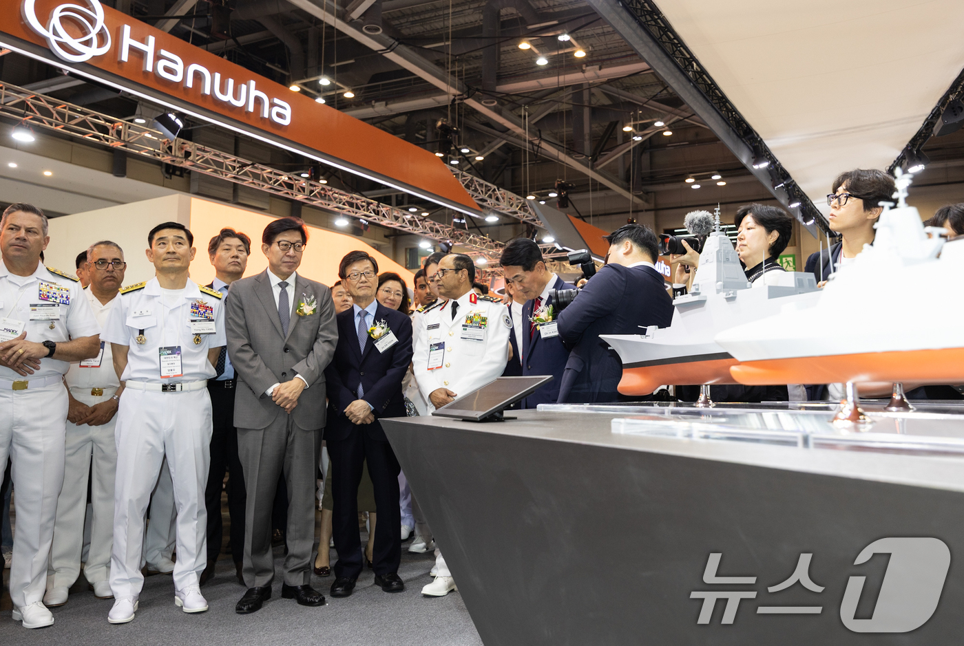 (서울=뉴스1) = 한국무역협회는 오는 31일까지 나흘간 부산 해운대구 벡스코에서 대한민국 해군, 대한민국해군협회와 공동으로 '국제해양방위산업전2025'를 개최한다고 28일 밝혔다 …