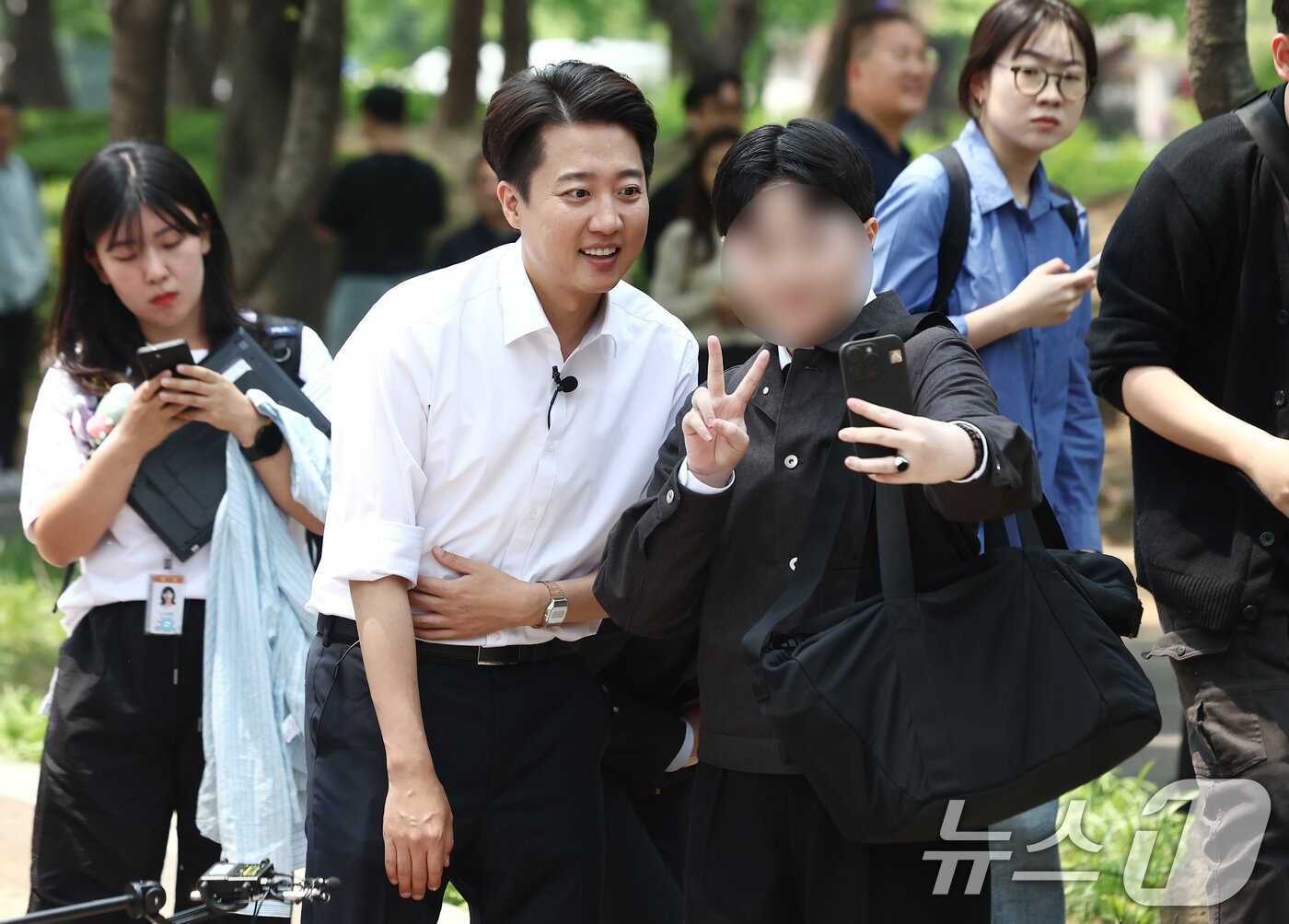 본문 이미지 - 이준석 개혁신당 대통령 후보가 28일 서울 영등포구 여의도공원에서 시민들과 사진을 찍고 있다. 2025.5.28/뉴스1 ⓒ News1 김민지 기자