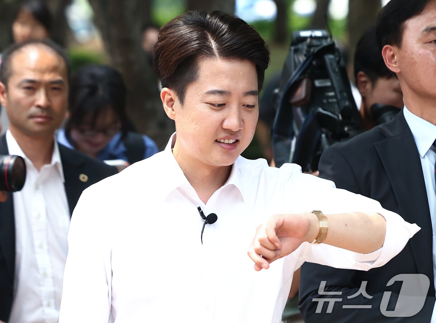 본문 이미지 - 이준석 개혁신당 대통령 후보가 28일 서울 영등포구 여의도공원을 찾아 이동하며 시계를 보고 있다. 2025.5.28/뉴스1 ⓒ News1 김민지 기자
