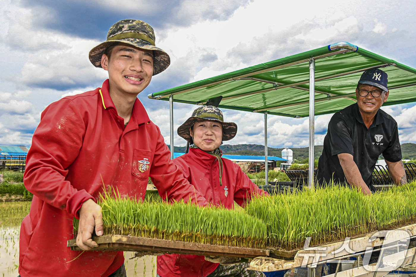 (포항=뉴스1) 최창호 기자 = 28일 경북 포항에 있는 해병대 1사단이 관내 농가 2500곳에서 모판 나르기 등 부족한 농촌일손돕기에 구슬땀을 흘리고 있다.해병대 1사단은 지난 …