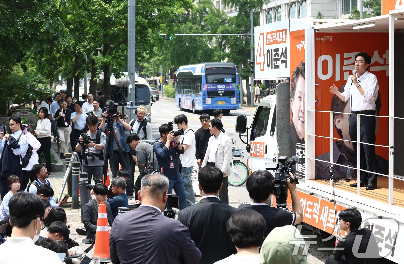 본문 이미지 - 이준석 개혁신당 대통령 후보가 28일 서울 영등포구 여의도공원에서 유세하고 있다. 2025.5.28/뉴스1 ⓒ News1 김민지 기자
