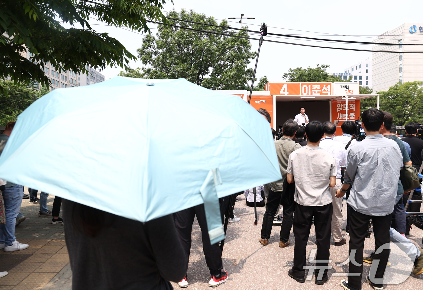 (서울=뉴스1) 김민지 기자 = 이준석 개혁신당 대통령 후보가 28일 서울 영등포구 여의도공원에서 유세를 하고 있는 가운데 시민들이 유세를 보고 있다. 2025.5.28/뉴스1