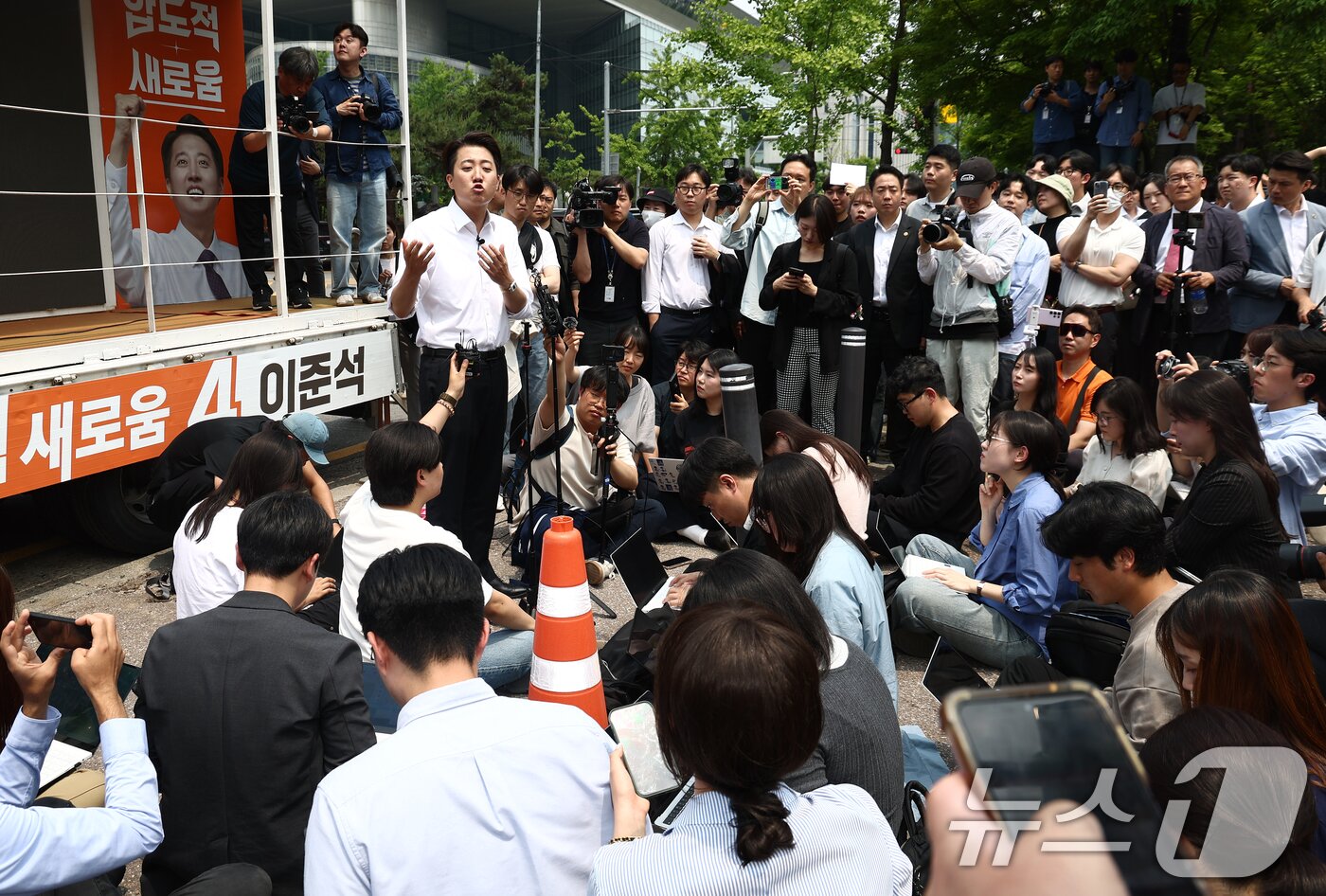본문 이미지 - 이준석 개혁신당 대통령 후보가 28일 서울 영등포구 여의도공원에서 유세를 마치고 취재진 질의에 답변하고 있다. 2025.5.28/뉴스1 ⓒ News1 김민지 기자