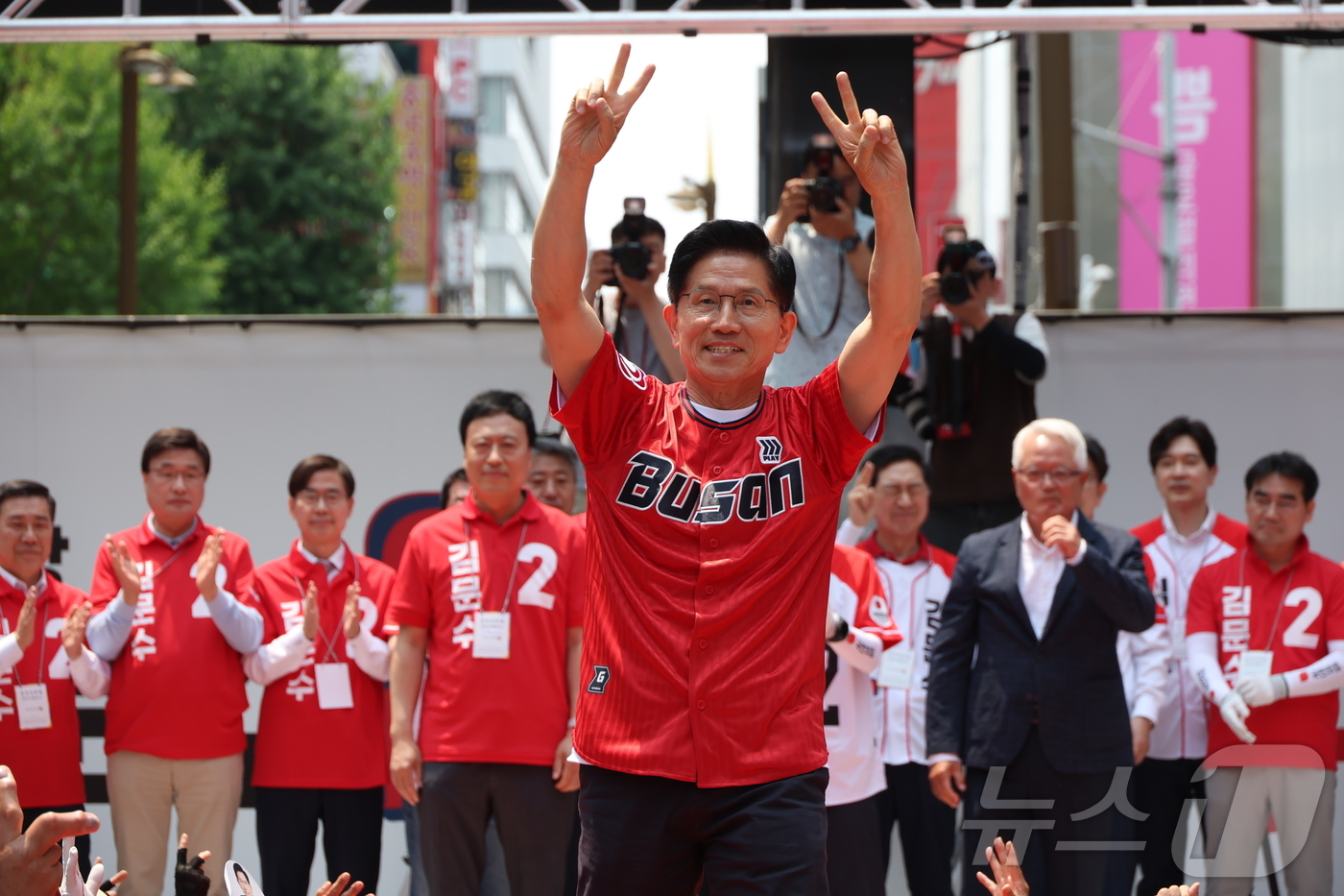 (부산=뉴스1) 이광호 기자 = 김문수 국민의힘 대통령 후보가 28일 부산 부산진구 쥬디스태화 백화점 앞에서 시민들에게 지지를 호소하고 있다. (공동취재) 2025.5.28/뉴스1 …